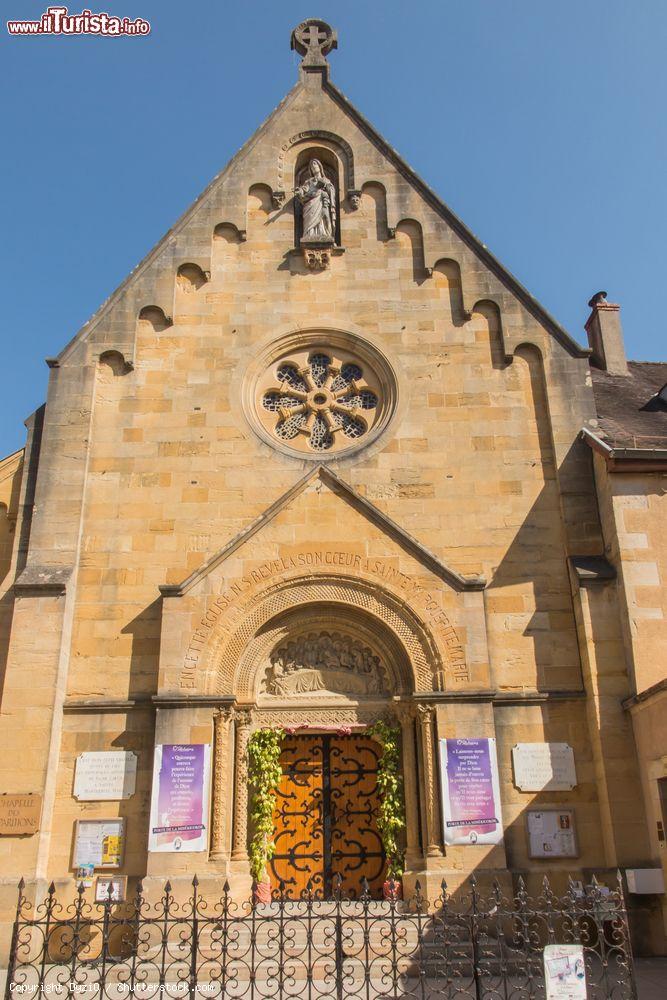 Immagine Facciata della Cappella delle Apparizioni a Paray-le-Monial, Francia, luogo importante per il culto cattolico - © DyziO / Shutterstock.com