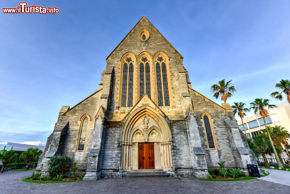 Immagine La facciata della cattedrale della Santissima Trinità a Hamilton, Bermuda. L'edificio religioso è costruito principalmente con pietra calcarea delle Bermuda con l'aggiunta di alcuni elementi decorativi in pietra scolpita di Caen.