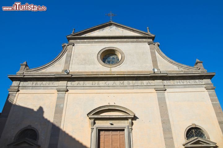 Immagine Facciata della cattedrale di San Giacomo a Tuscania, provincia di Viterbo, Lazio. L'aspetto attuale del duomo cittadino è dovuto a consistenti trasformazioni avvenute a partire dal 1781 sotto la direzione dell'architetto Giuseppe Maria Antolini.