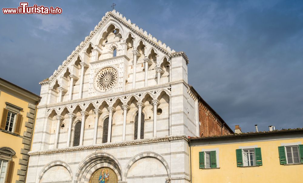 Immagine La facciata della chiesa di Santa Caterina d'Alessandria a Pisa, Toscana. Sorge sull'omonima piazza con una facciata marmorea a due ordini di loggette, un rosone e tre arcate. Venne edificata dai frati domenicani a partire dalla metà del XIII° secolo. 