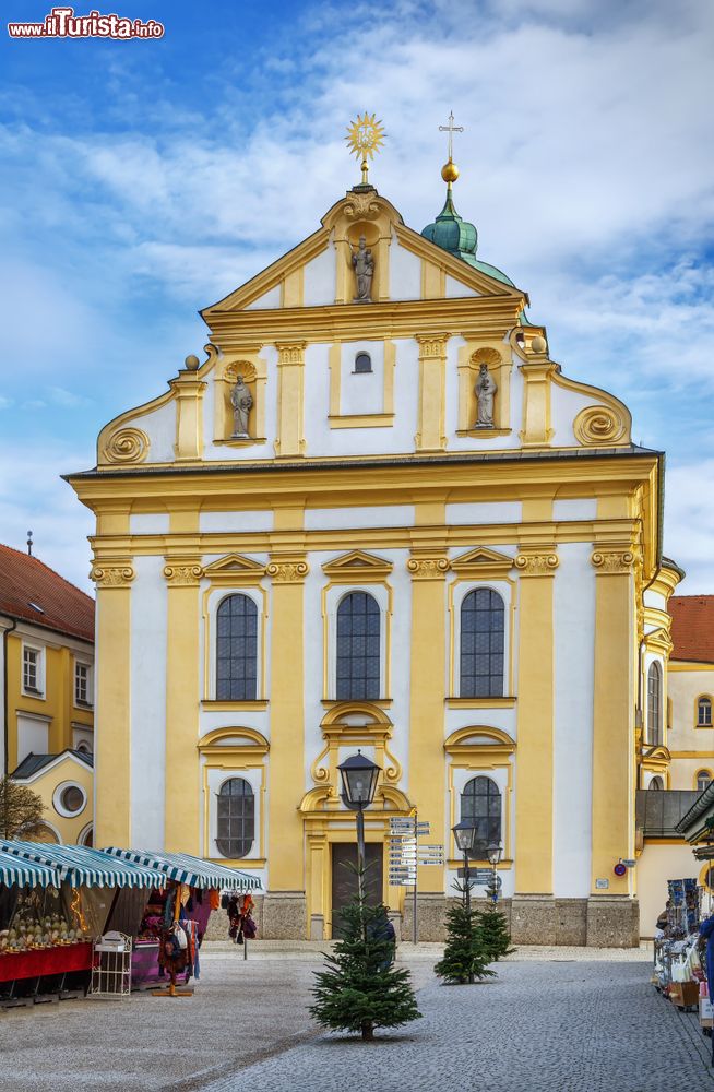 Immagine Facciata della chiesa di Santa Maddalena a Altotting, Baviera, Germania.