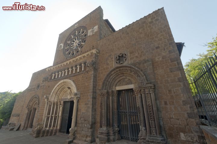 Immagine Facciata della chiesa di Santa Maria Maggiore a Tuscania, Lazio. Situata sulle pendici del colle di San Pietro, questa chiesa è caratterizzata da una facciata su cui si aprono tre portali finemente decorati.