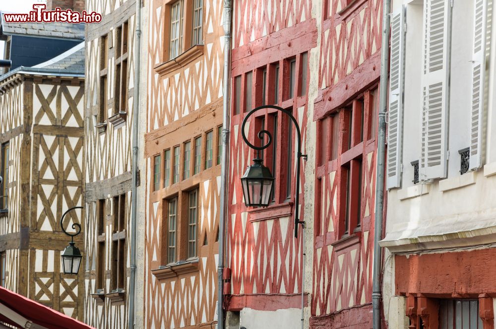 Immagine Facciata di case tradizionali a Orléans, Francia: architettura a graticcio.