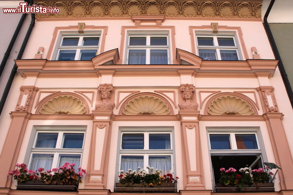 Immagine La facciata di un edificio storico nel centro di Kaufbeuren, Baviera, Germania: decorazioni scultoree.