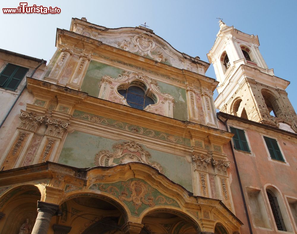 Immagine Facciata di una chiesa barocca nel centro di Dolcedo, borgo della Liguria, provincia di Imperia