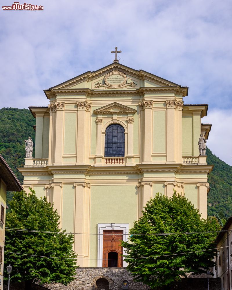 Immagine Facciata di una chiesa del centro di Pisogne in Lombardia