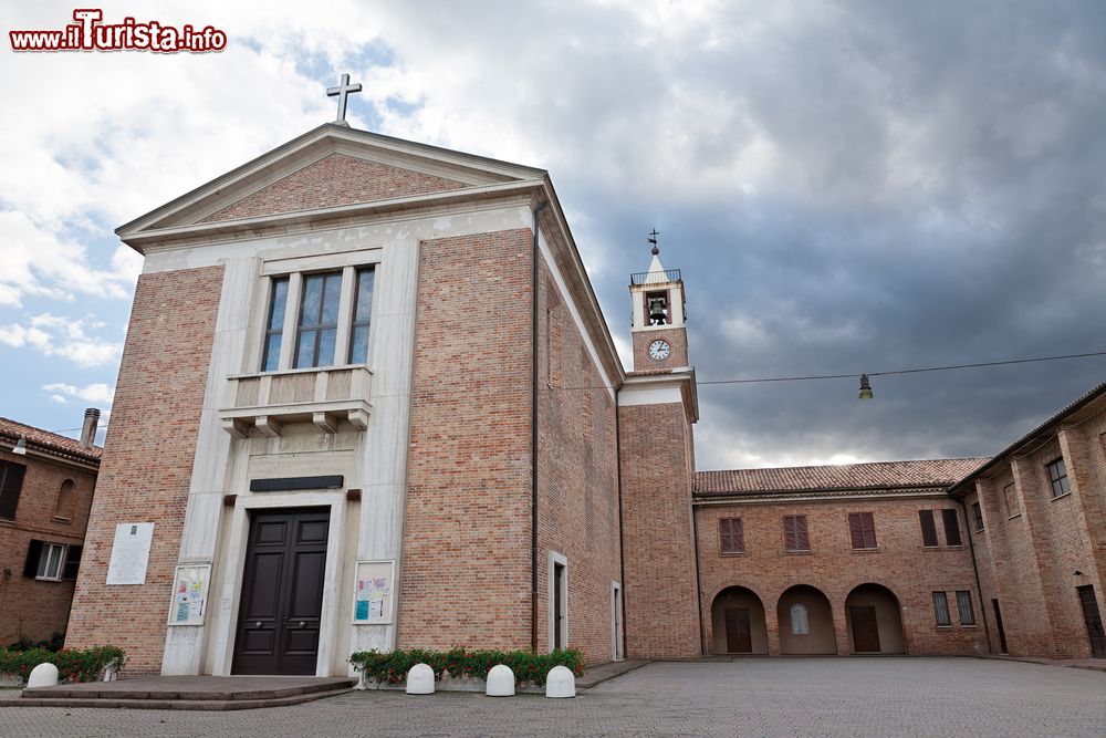 Immagine Facciata di una chiesa nel centro di Marotta nelle Marche.