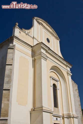 Immagine La facciata di una chiesa nel centro di Turda in Transilvania - © Gabriela Insuratelu / Shutterstock.com