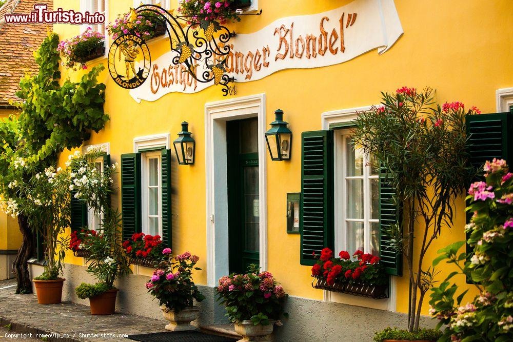 Immagine La facciata di una trattoria nel centro di Durnstein, Bassa Austria - © romeovip_md / Shutterstock.com