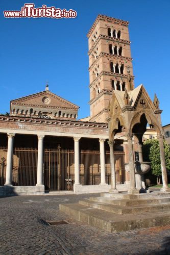 Immagine Facciata e campanile dell'Abbazia di San Nilo a Grottaferrata - © Aperitivi  / Shutterstock.com