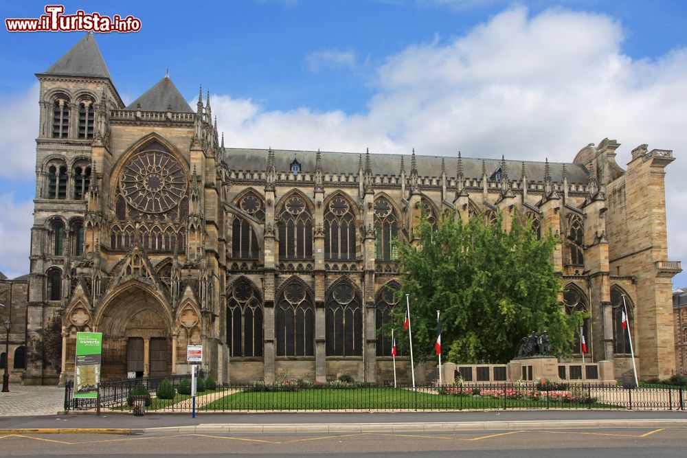 Immagine Facciata laterale della cattedrale di Chalons-en-Champagne (Francia). Tutte le pareti in muratura sono ridotte al minimo per lasciare spazio alle finestre vetrate e ai rosoni.