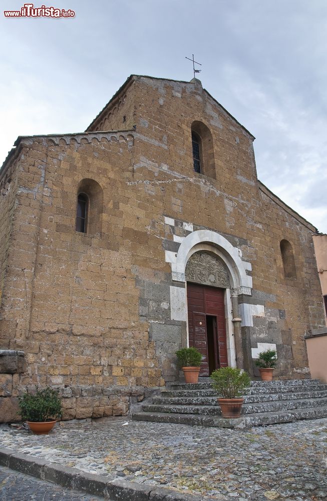 Immagine Facciata principale della chiesa di San Francesco a Vetralla, Lazio. La facciata a doppio spiovente ha un portale a due rincassi con archivolto liscio in marmo.