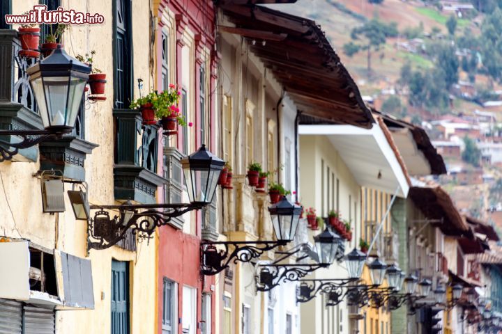 Immagine Facciate coloniali e lampioni a Cajamarca, Perù. Una veduta dell'elegante centro città che ha conservato intatto il fascino architettonico del periodo coloniale - © Jess Kraft / Shutterstock.com