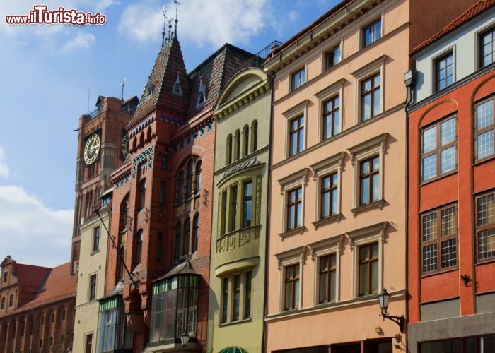 Immagine Facciate di vecchi palazzi a Torun, Polonia. La bellezza di questa città si deve in particolare al suo centro storico ancora oggi raccolto nella sua tipica atmosfera medievale di un tempo - © Neirfy / Shutterstock.com