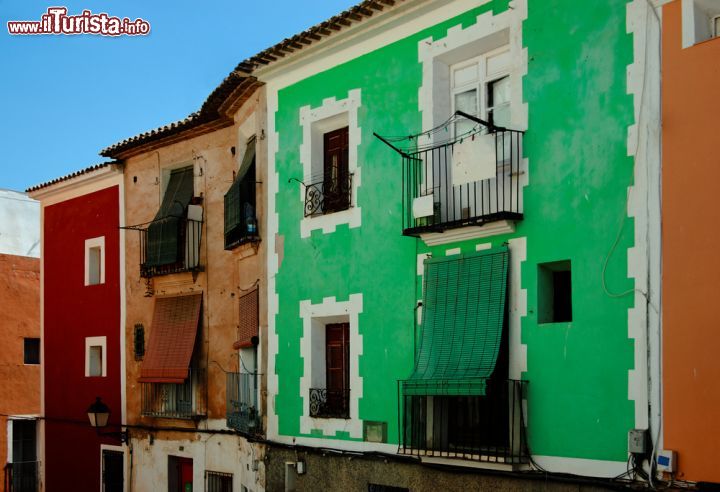 Immagine Un particolare dei palazzi con le facciate dipinte nel centro storico di La Vila Joiosa, Spagna