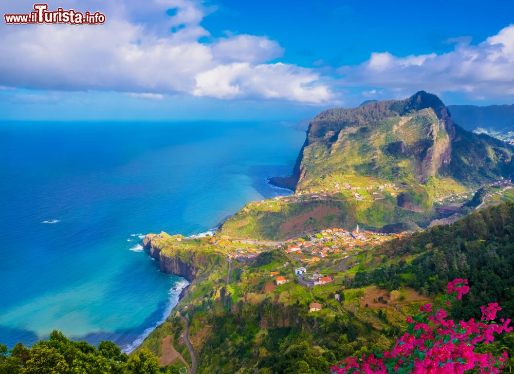 Immagine Vista aerea delal città di Faial e la regione di Santana sulla costa dell'isola di Madeira, Portogallo