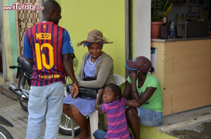 Immagine L'esterno dei negozi a Jarabacoa è anche un luogo di incontro in cui la gente del posto si ferma per fare una sosta e intrattenersi, parlando e ascoltando la musica che ogni "tienda" diffonde.