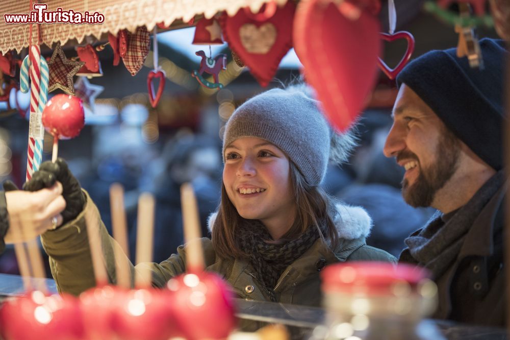 Immagine Famiglia ai mercatini natalizi di Brunico in Trentino Alto Adige - © Alex Filz / IDM Alto Adige