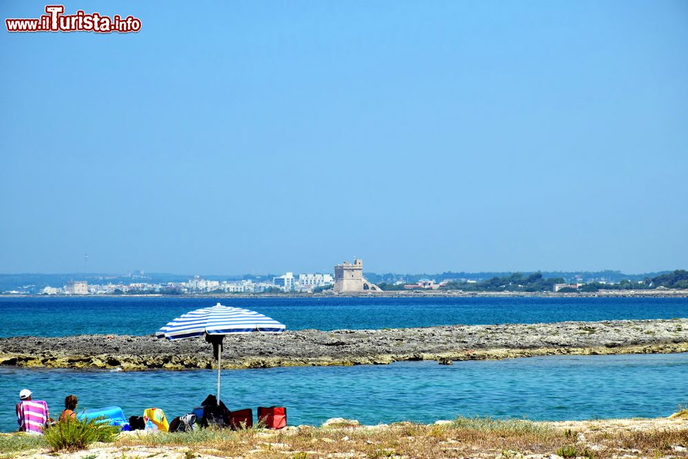 Immagine Una famiglia in spiaggia a Sant'Isidoro di Lecce in Puglia