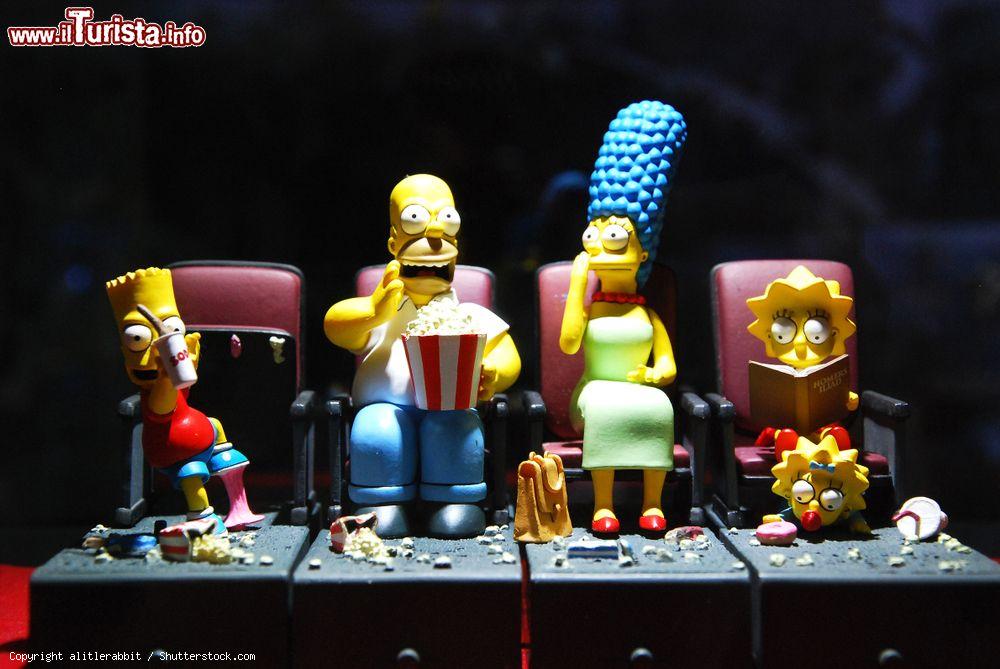 Immagine La famiglia Simpsons raffigurata seduta al cinema al museo Tooney Toy di Pak Kret, regione di Nonthaburi (Thailandia) - © alitlerabbit / Shutterstock.com