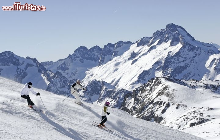 Immagine Famiglia sulle piste de Les Deux Alpes. La stazione sciistica è particolarmente adatta per le settimana bianche con i bambini, che possono sciare con gli adulti nei percorsi più facili, oppure partecipare alle varie animazioni organizzate per loro, mentre i genitori possono sciare senza preoccupazioni lungo i percorsi più tecnici e divertenti - © bruno longo - www.les2alpes.com