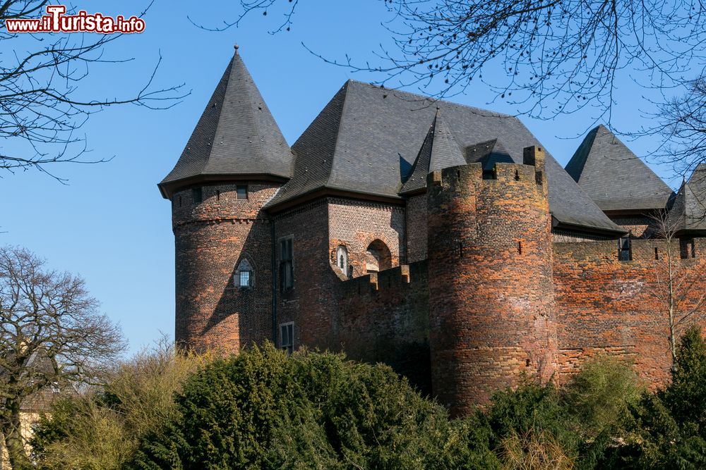 Immagine Il famoso castello del borgo di Linn, Krefeld, Germania. Gravemente danneggiata durante le due guerre mondiali, la fortezza è stata restaurata tanto da diventare una delle mete imperdibili per chi visita la cittadina di Krefeld.