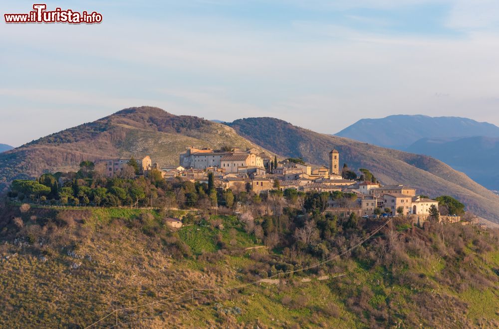 Immagine Fara in Sabina in provincia di RIeti, Lazio: il borgo fotografato dalle rovine dell'Abbazia di San Martino