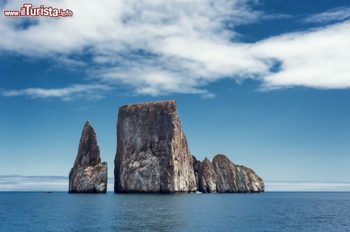 Immagine Spettacolari formazioni rocciose fotografate durante una crociera alle isole Galapagos, in Ecuador. Di origini vulcaniche le isole sono tra le più attive del mondo, dal punto di vista geologico - © Boyd Hendrikse / Shutterstock.com