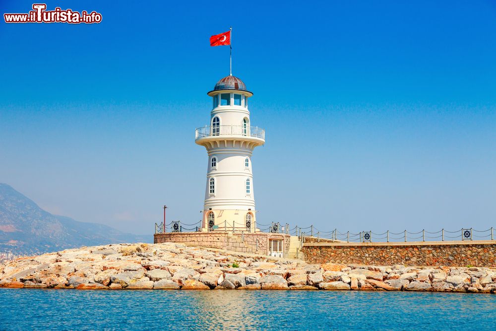 Immagine Faro a Alanya, Turchia, visto durante un tour in barca. Questa bella località costiera, fra le destinazioni turistiche più frequentate, si affaccia sul Mediterraneo.