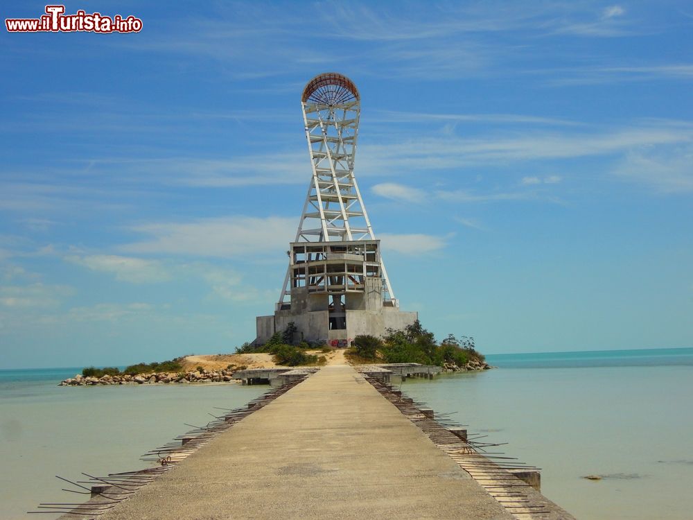 Immagine Il faro di Chetumal fotografato in estate, Messico. Lo si raggiunge dalla spiaggia ed è uno dei simboli di questa cittadina.