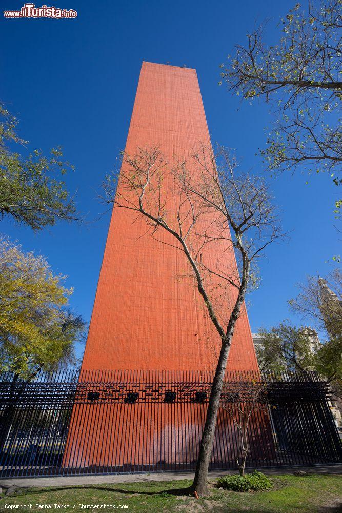 Immagine Il Faro del Commercio (Commerce's Lighthouse) a Monterrey, Messico. Questo palazzo alto quasi 70 metri e largo (o stretto!) 13 metri è stato costruito in ricordo del centenario della creazione della Camera di Commercio della città. Sorge a sud di Macroplaza Park - © Barna Tanko / Shutterstock.com