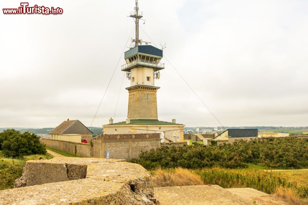 Immagine Il faro di Fécamp presso Cap Fagnet, sulla costa della Normandia, è gestito dalla Marina Francese.