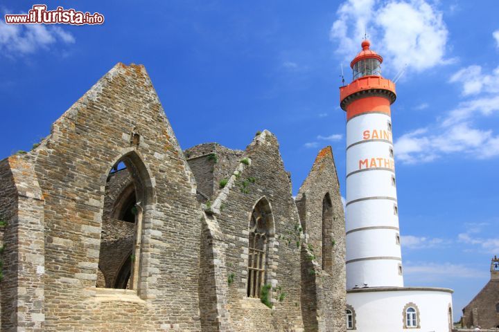 Immagine Faro di Saint Mathieu a Brest, Francia - Dettaglio del faro di Saint Mathieu collocato nell'omonima punta nel dipartimento di Finisterre, nelle vicinanze di Brest. Fu costruito nel 1835 vicino alle rovine di un'antica abbazia. Nella zona limitrofa ci sono resti di strutture militari utilizzate durante le due guerre mondiali © jopelka / Shutterstock.com