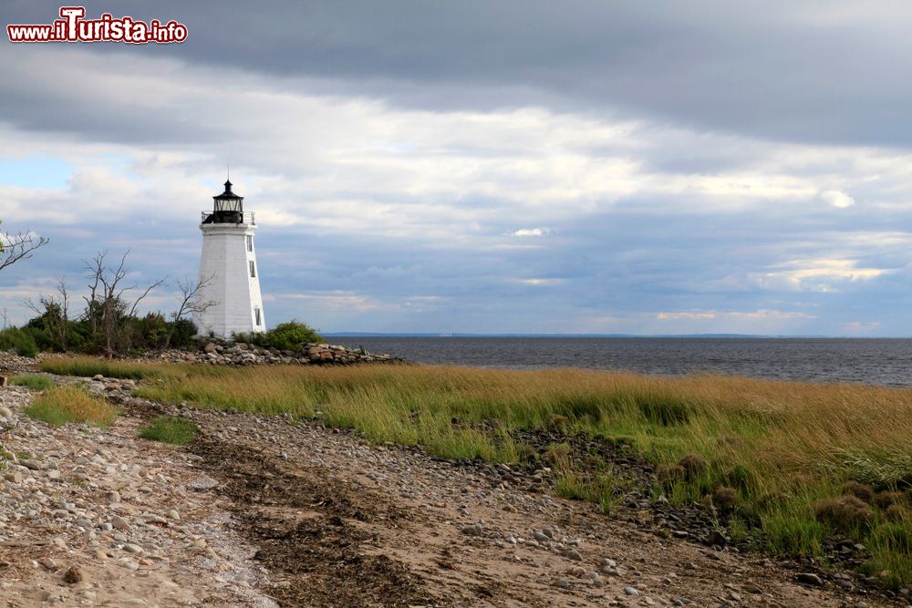 Immagine Fayerweather Island lighthouse (Black Rock Harbor) a Bridgeport, Connecticut. Il primo faro, una torre ottagonale in legno alta più di 10 metri, fu costruito nel 1808.