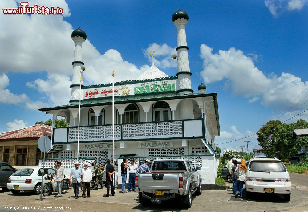 Immagine Fedeli di fronte alla moschea Nabawi di Paramaribo, Suriname. L'edificio religioso è situato vicino alla Comunità Musulmana di Paramaribo - © WONGIMAM / Shutterstock.com