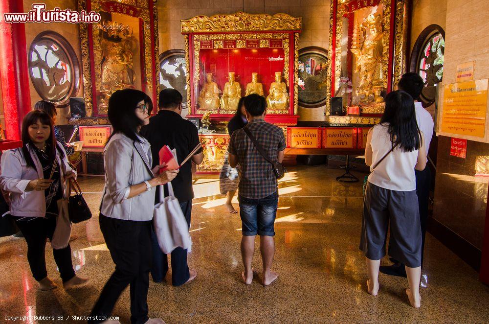 Immagine Fedeli in preghiera al tempio di Wat Leng Nei Yee 2 a Nonthaburi, Thailandia. Qui si chiede alle divinità di avere successo nella vita e buona fortuna - © Bubbers BB / Shutterstock.com