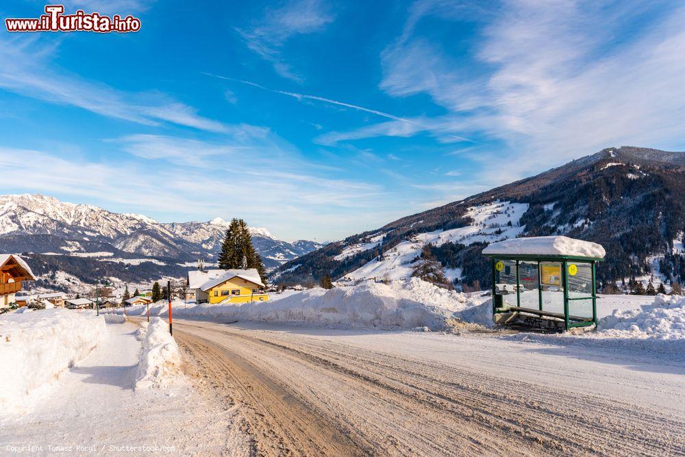 Immagine Fermata di un bus nel comprensorio sciistico di Schladming-Dachstein, Austria - © Tomasz Koryl / Shutterstock.com