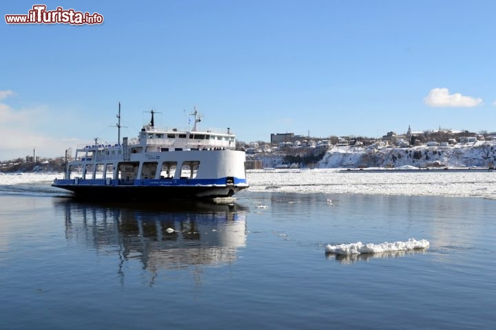 Immagine Ferry boat, Quebec City: prendere il traghetto da Quebec City e spostarsi sulla sponda opposta, sul molo della cittadina di Lévis, è una delle esperienze più emozionanti di un soggiorno in città nei mesi invernali. Solcare le acque ghiacciate del Saint-Laurent può valere da solo un viaggio in Canada.