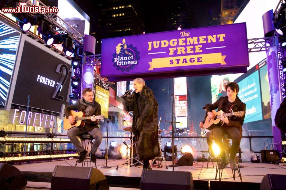 Immagine Un'esibizione sul palco durante i festeggiamenti per il Capodanno a Times Square, New York City - foto © Amy Hart / NYC & Company