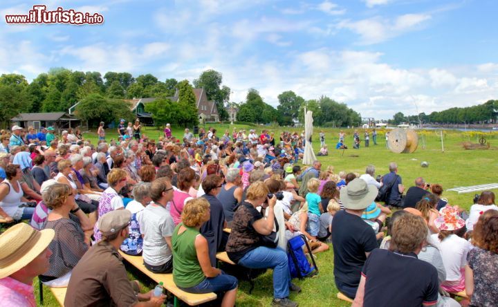 Immagine Il festival estivo "Deventer Op Stelten" richiama ogni anno migliaia di persone da tutto il paese per l'appuntamento con il teatro di strada - foto © Chantal de Bruijne / Shutterstock.com