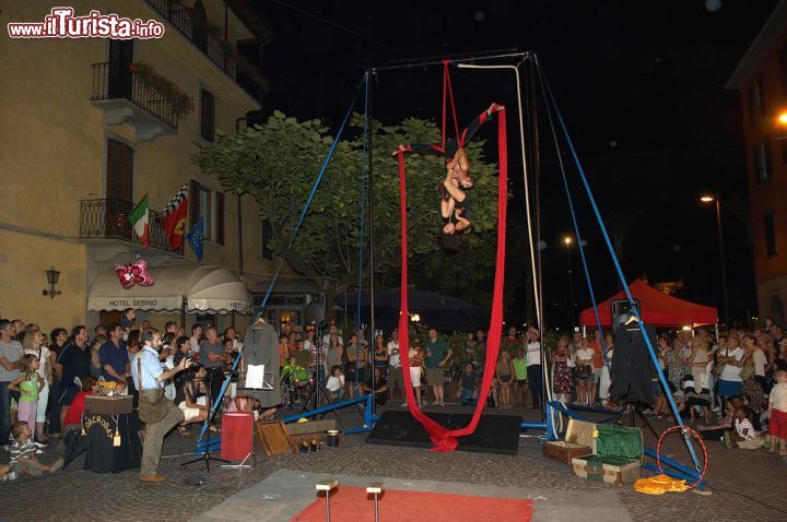 Immagine Il Festival Internazionale degli Artisti di Strada, l'appuntamento coni buskers in piazza a Sarnico in Lombardia - © m.bonotto / Shutterstock.com