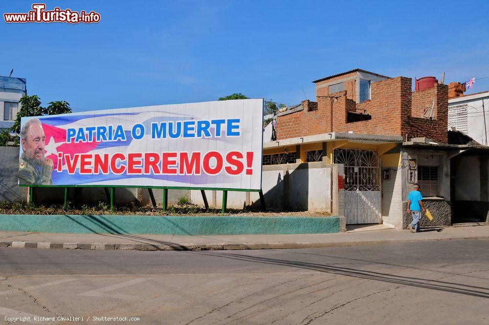 Immagine Fidel Castro appare su un pannello di propaganda del governo cubano nelle strade di Bayamo, Cuba - © Richard Cavalleri / Shutterstock.com