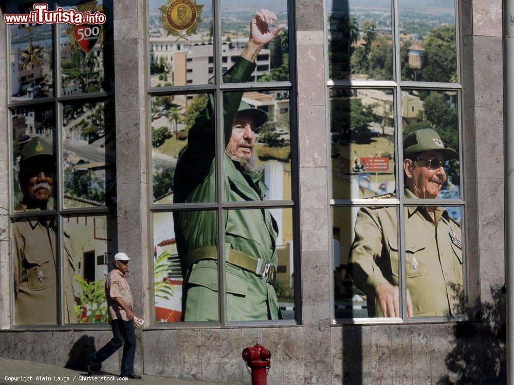 Immagine Un'immagine di Fidel Castro e di suo fratello Raùl nel centro di Santiago de Cuba - © Alain Lauga / Shutterstock.com