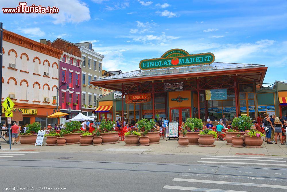 Immagine Findlay Market a Cincinnati, Ohio (USA). Ogni giorno attira centinaia di turisti che lo visitano per ammirare e assaporare i prodotti locali dei contadini - © aceshot1 / Shutterstock.com