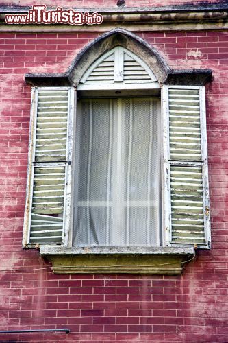 Immagine Una finestra di un palazzo storico a Venegono in Lombardia - © lkpro / Shutterstock.com