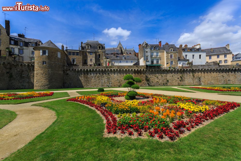 Immagine Fiori nel giardino alla francese della città medievale di Vannes, Francia. A fare da cornice sono i bastioni che s'innalzano imponenti lungo le mura.