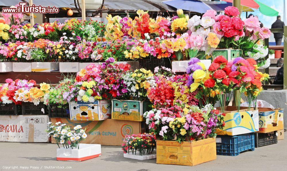 Immagine Fiori presso il mercato di Irkutsk, importante città della Russia Centrale - © Happy Poppy / Shutterstock.com