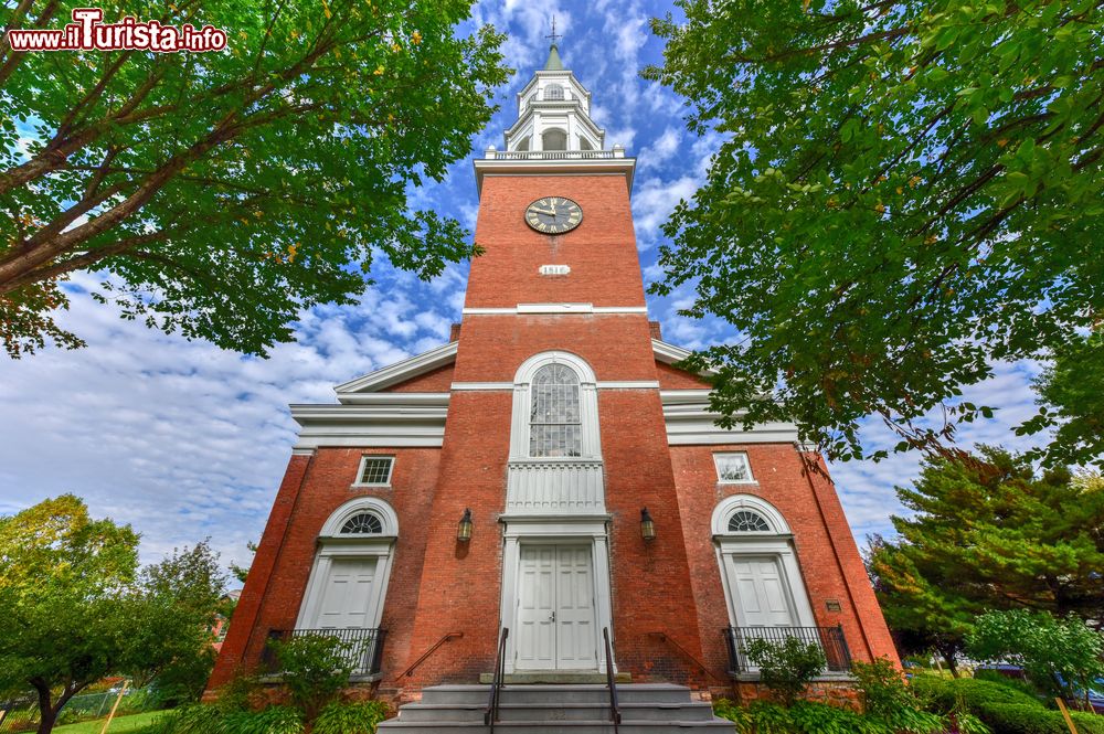 Immagine First Unitarian Church a Burlington, Vermont, Stati Uniti. Questo edificio religioso è stato costruito nel 1816 su Church Street e rappresenta il più antico luogo di culto di questa cittadina della Contea di Chittenden.