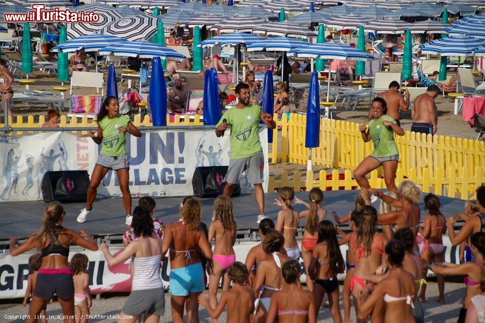 Immagine Fitness sulla spiaggia di Lignano Pineta in Friuli Venezia Giulia - © life_in_a_pixel / Shutterstock.com