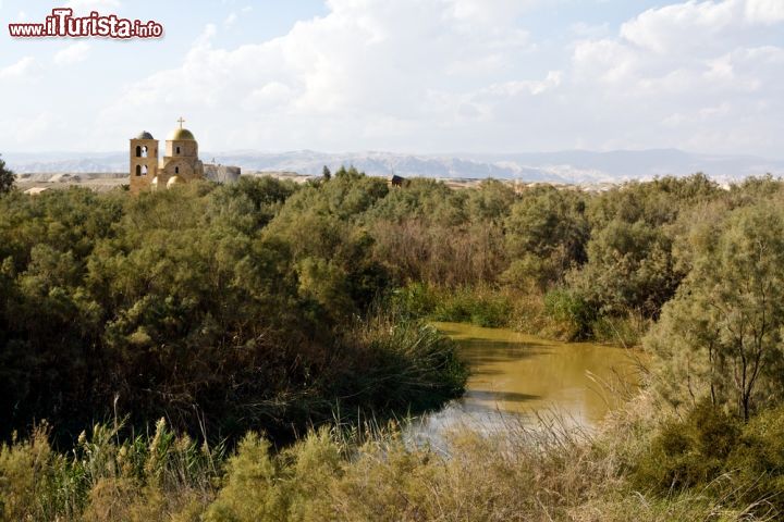 Immagine Un'ansa del Fiume Giordanio a Betania, poco prima di immettersi nel Mar Morto 23628379 - © Ammit Jack / Shutterstock.com